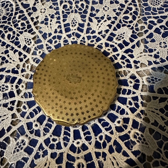 Stratton Compact in Gold w/ White Enamel & Lavender Rose / Vintage 50s England - Picture 7 of 9